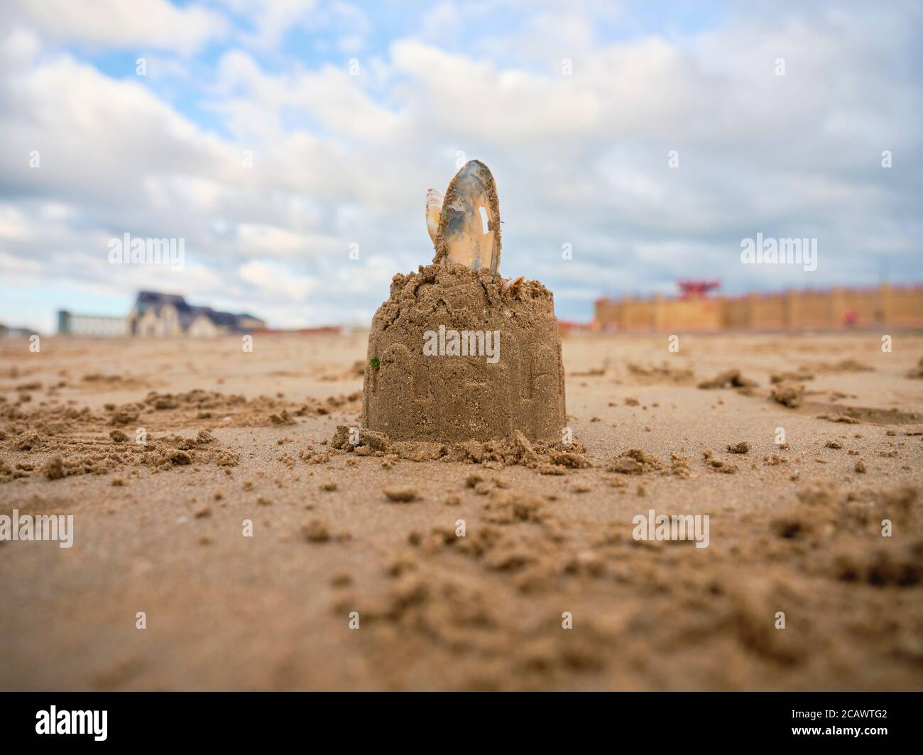 06 AOÛT 2020. RHYL, PAYS DE GALLES. ROYAUME-UNI. Un château de sable avec une coquille au sommet sur les sables dorés de la plage de Rhyl, au pays de Galles. ROYAUME-UNI. Banque D'Images
