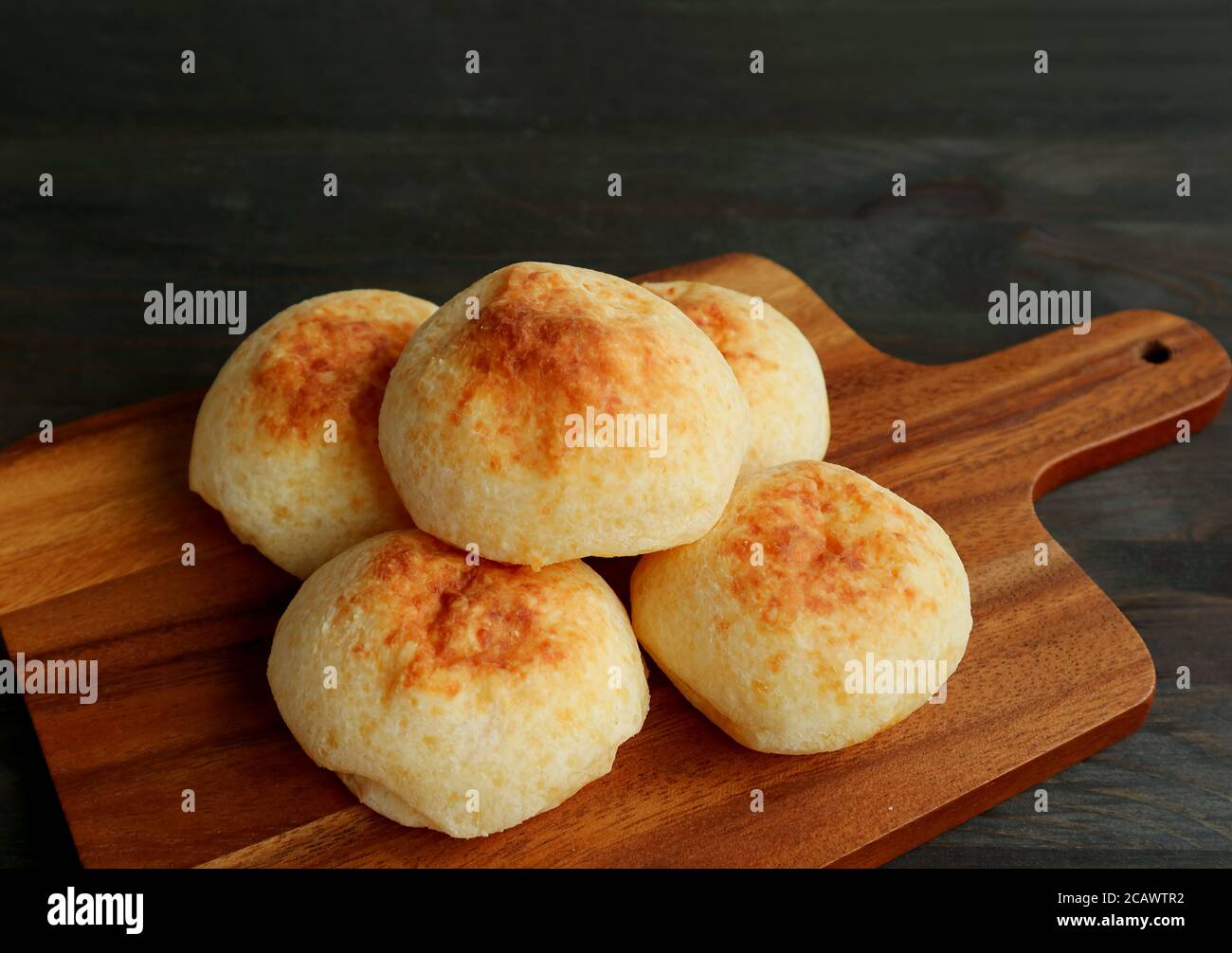 Pains au fromage brésilien maison frais ou Pao de Queijo sur une planche à pain en bois Banque D'Images