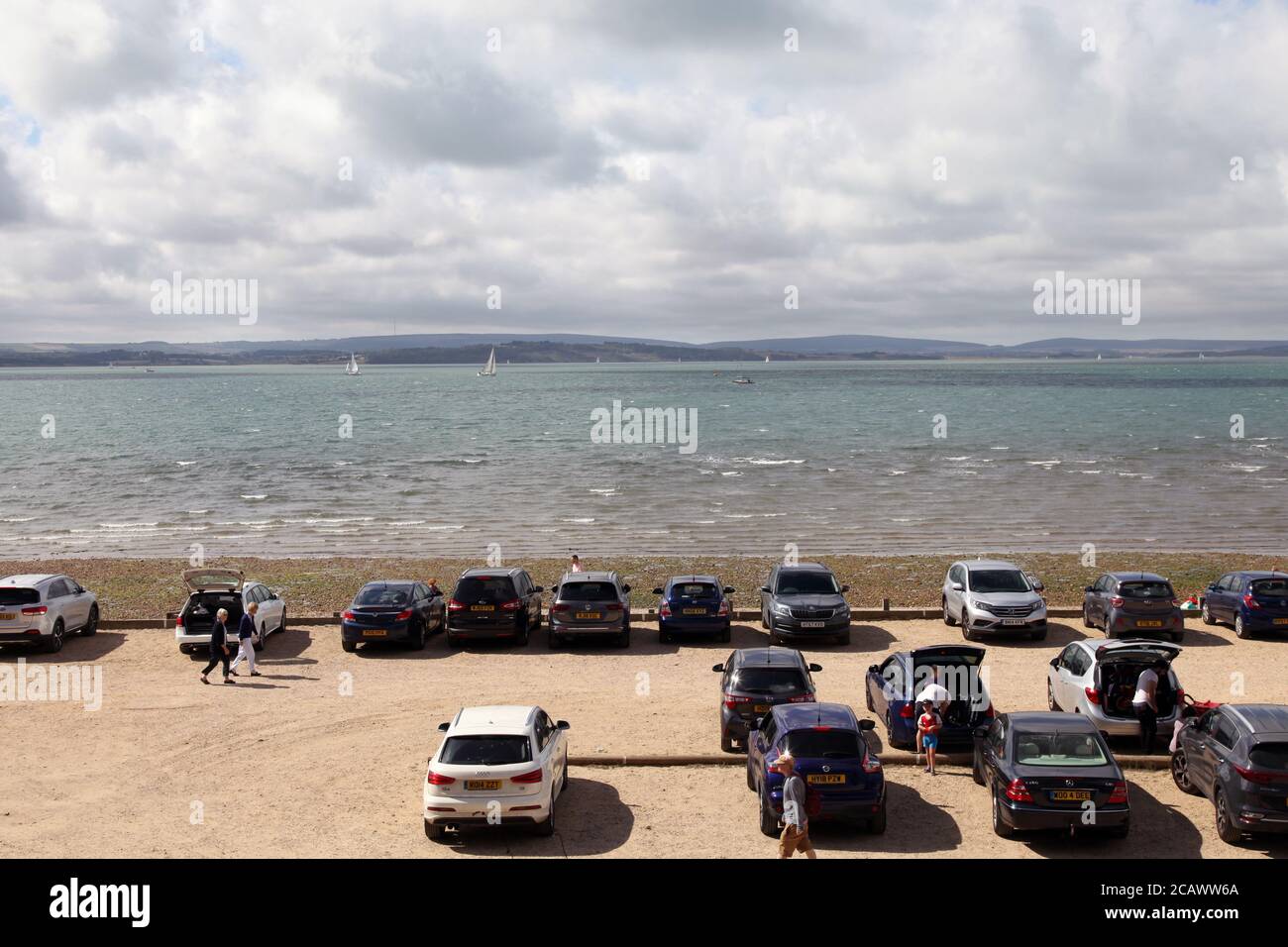 Voitures garées à Lepe Beach, New Forest, Hampshire, Angleterre, Royaume-Uni, août 2020 Banque D'Images