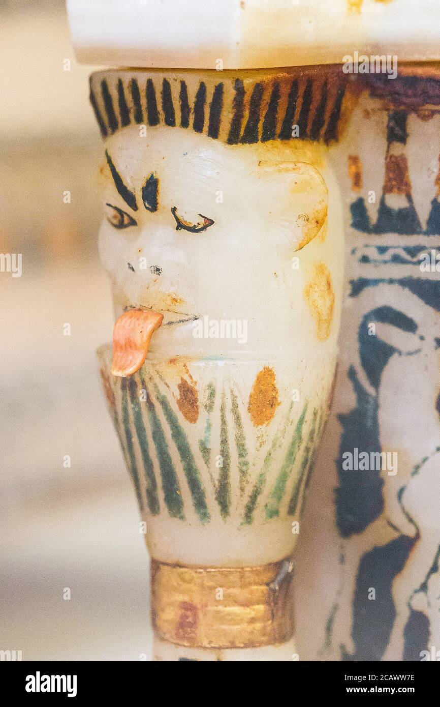 Egypte, le Caire, Toutankhamon albâtre, de sa tombe à Louxor : détail d'un pot cylindrique, colonne de lotus avec une tête du Dieu Bes. Banque D'Images