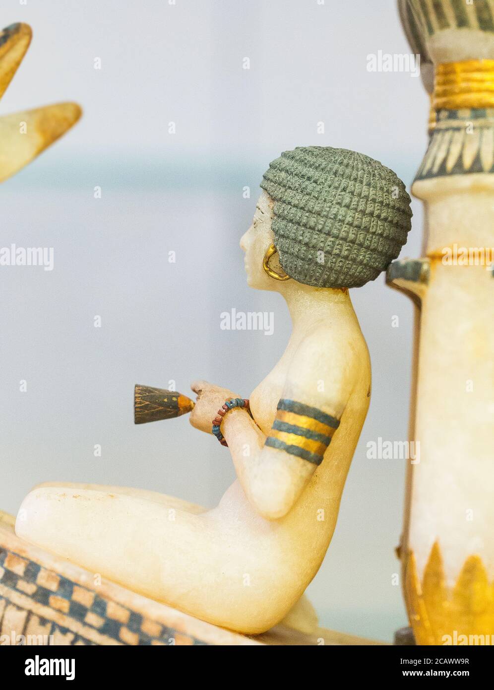 Egypte, le Caire, Toutankhamon albâtre, de sa tombe à Louxor : détail d'un bateau, femme assise devant un kiosque. Elle tient un lotus. Banque D'Images