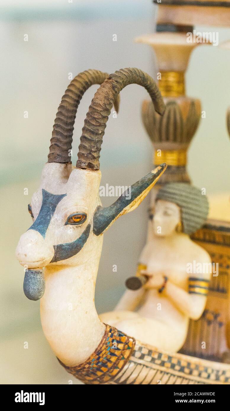 Egypte, le Caire, Toutankhamon albâtre, de sa tombe à Louxor : détail d'un bateau, tête de bouillon à la proue. Banque D'Images