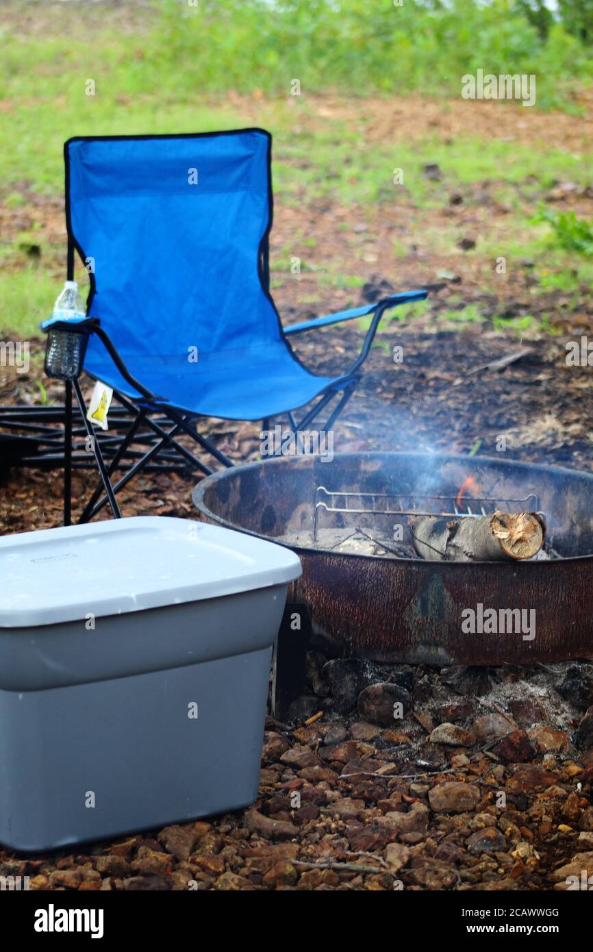 Chaise de camping pliante bleue à côté de Camp Fire à Disney Oklahoma Banque D'Images