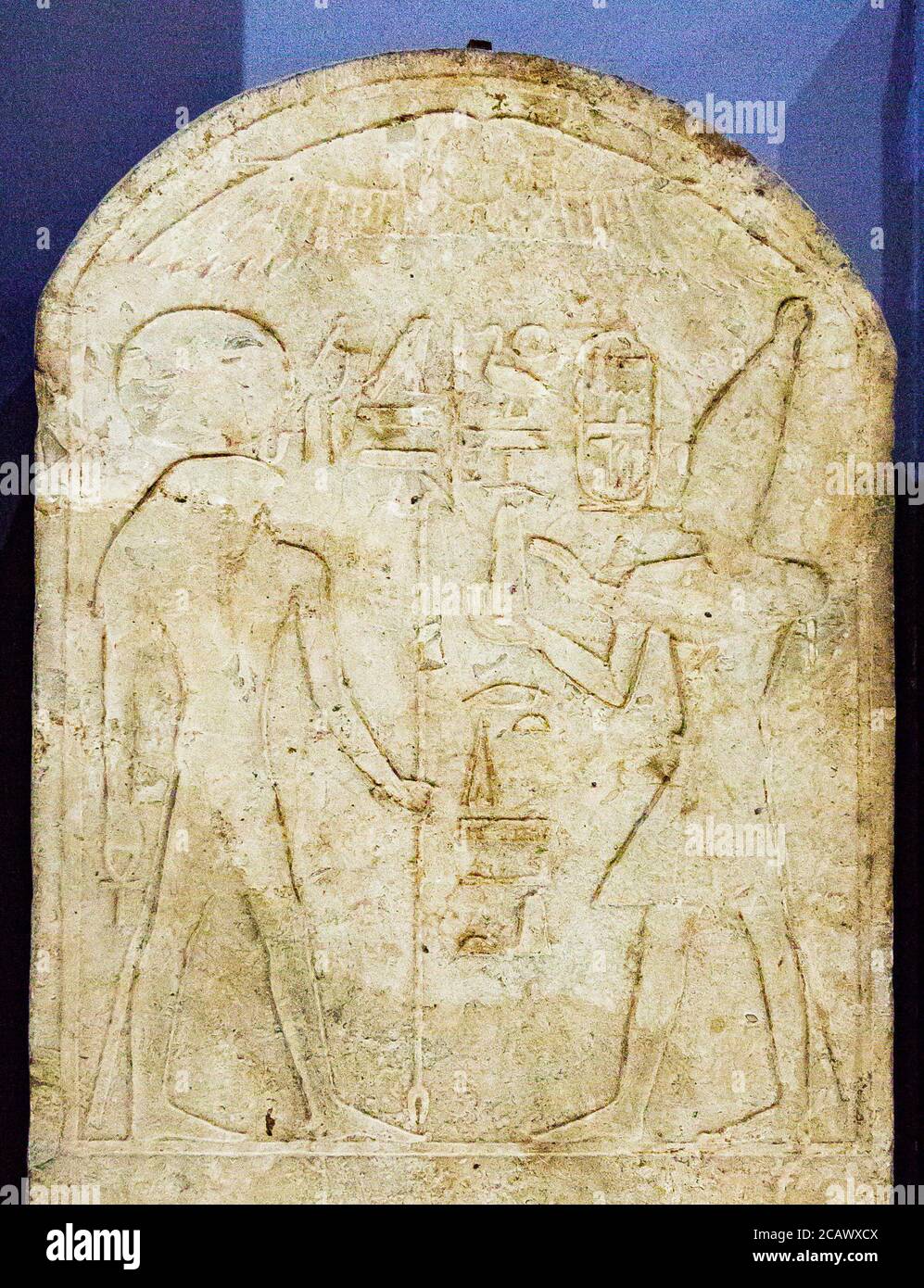 Egypte, le Caire, Musée égyptien, stèle : Amenhotep II offre un gâteau pyramidal à Ra-Horakhty. De Heliopolis. Banque D'Images