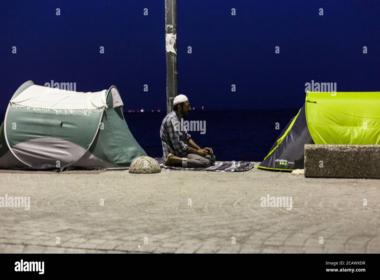 Réfugiés priant au camp sur l'île de Kos Banque D'Images