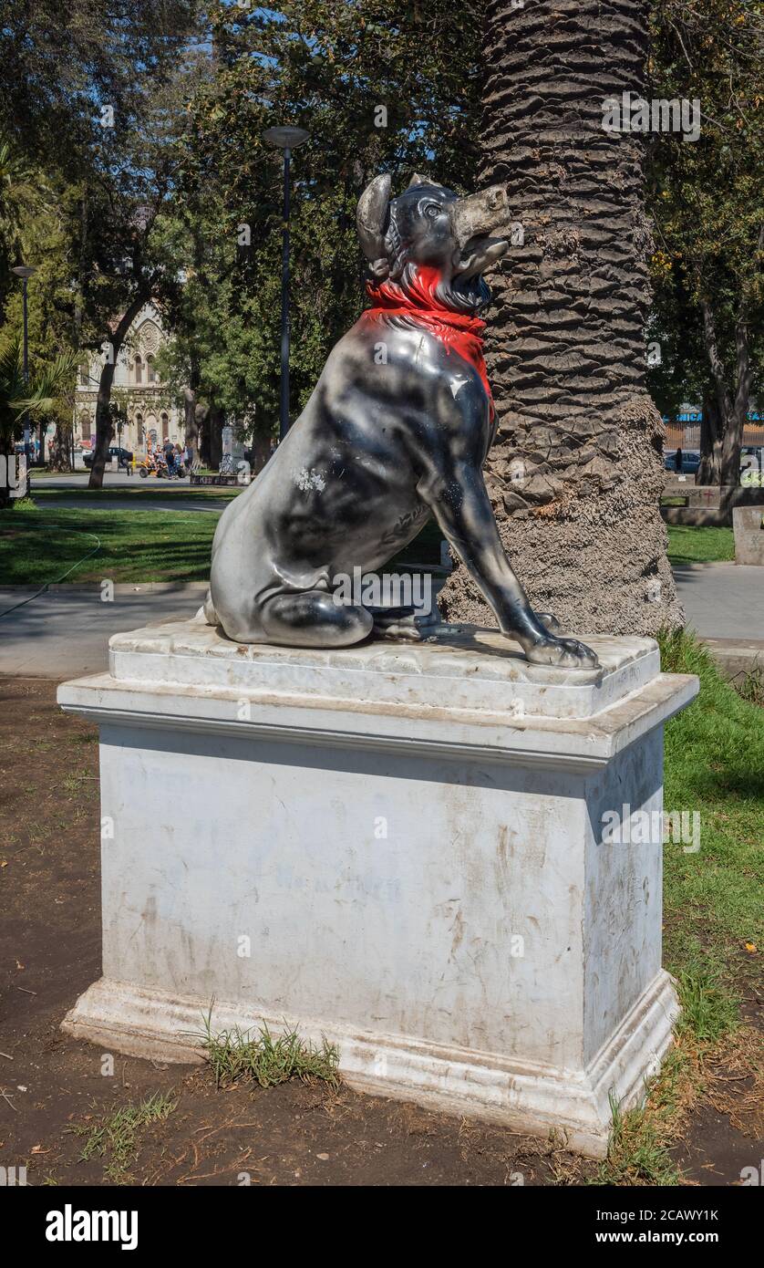 Monument pour chiens (Black COP Killer) avec bandana rouge à Park italia, Valparaiso, Chili Banque D'Images