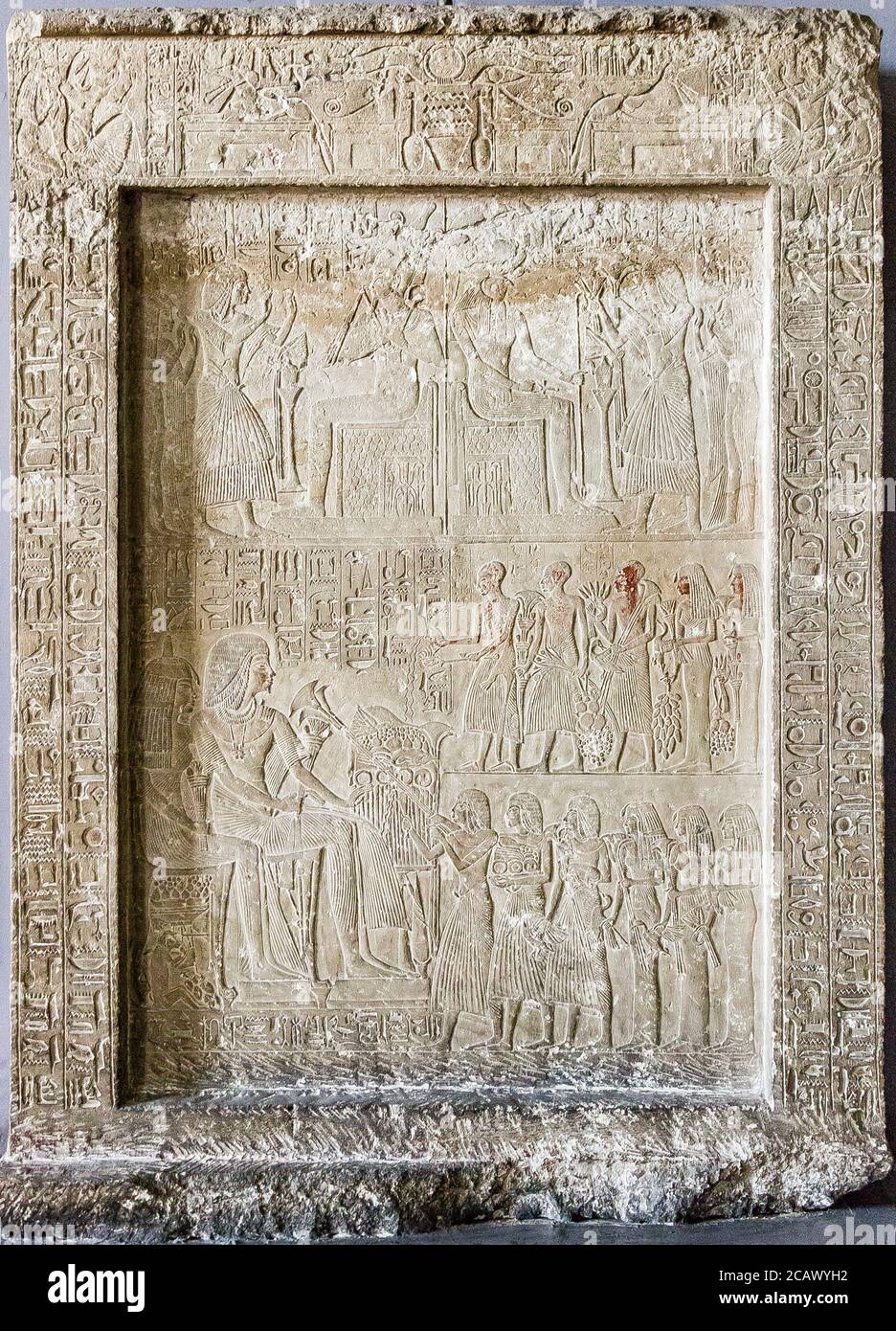 Égypte, le Caire, Musée égyptien, stèle du chef de l'orfèvre Amenemone (ou Amenemonet). Sur le dessus, adorant Osiris et Ra-Horakhty. Banque D'Images