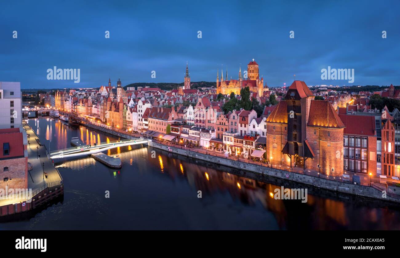 Gdansk, Pologne. Vue panoramique aérienne sur le remblai de la rivière Motlawa dans la vieille ville au crépuscule Banque D'Images