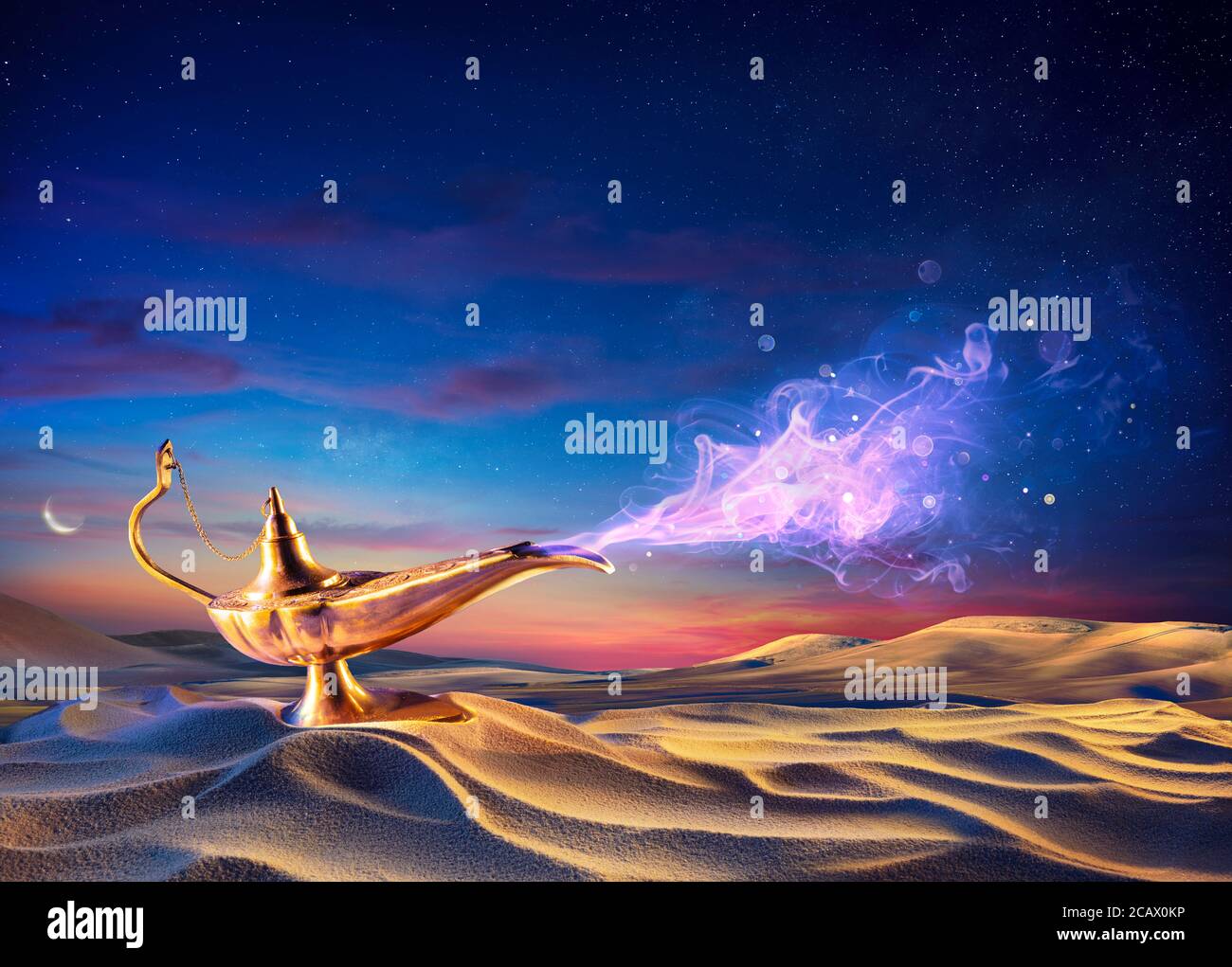 Lampe Wish sur le sable dans le désert avec Genie Banque D'Images