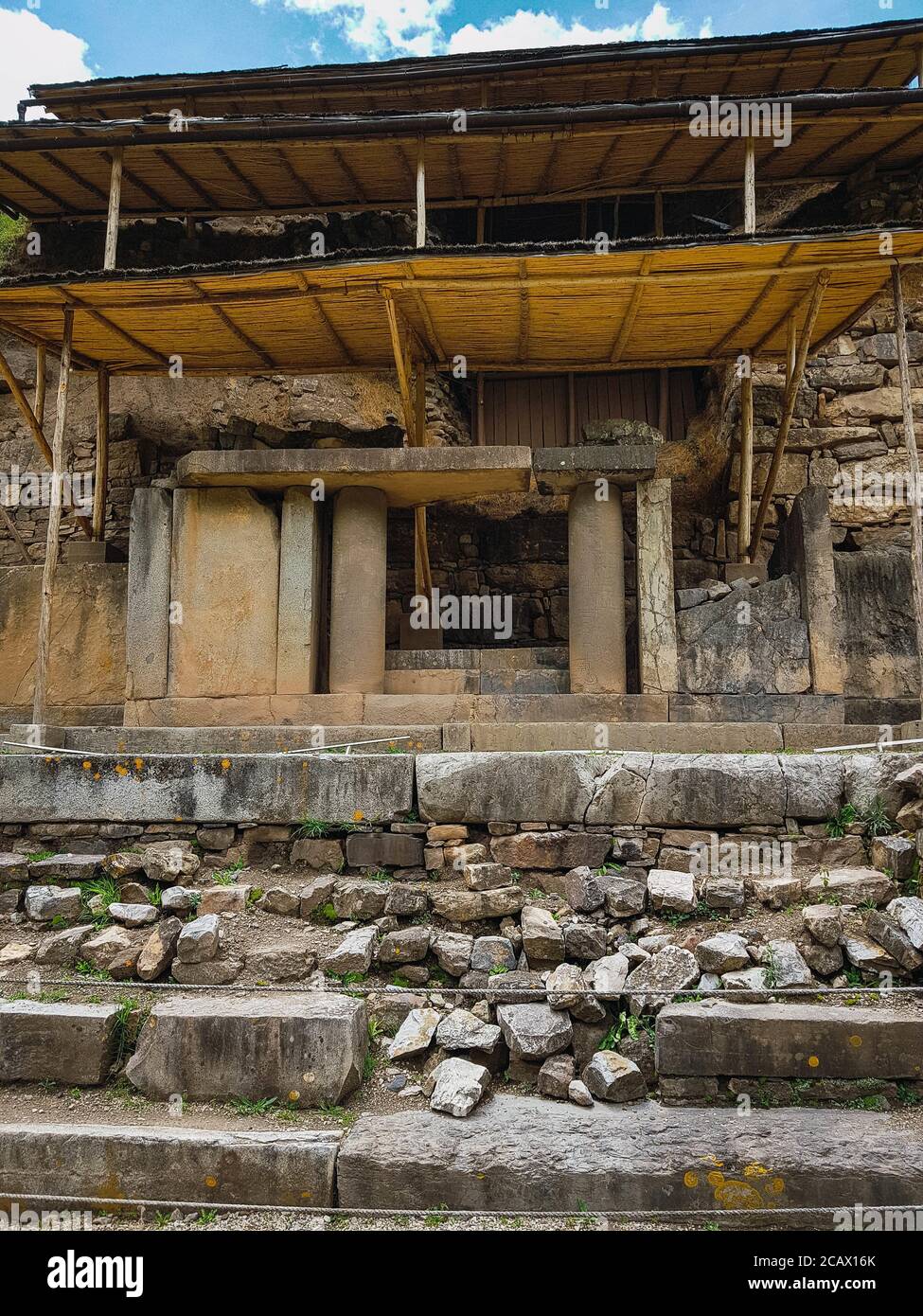 Plan vertical de l'entrée principale de Chavin dans les hauts plateaux Du Pérou pendant la lumière du jour Banque D'Images