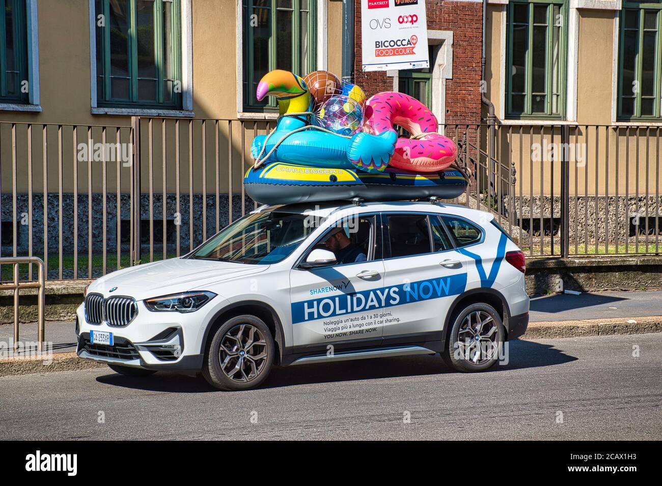 Milan, Italie 08.08.2020: Voiture publicitaire de vacances de la compagnie Car2go de partage de voiture Banque D'Images