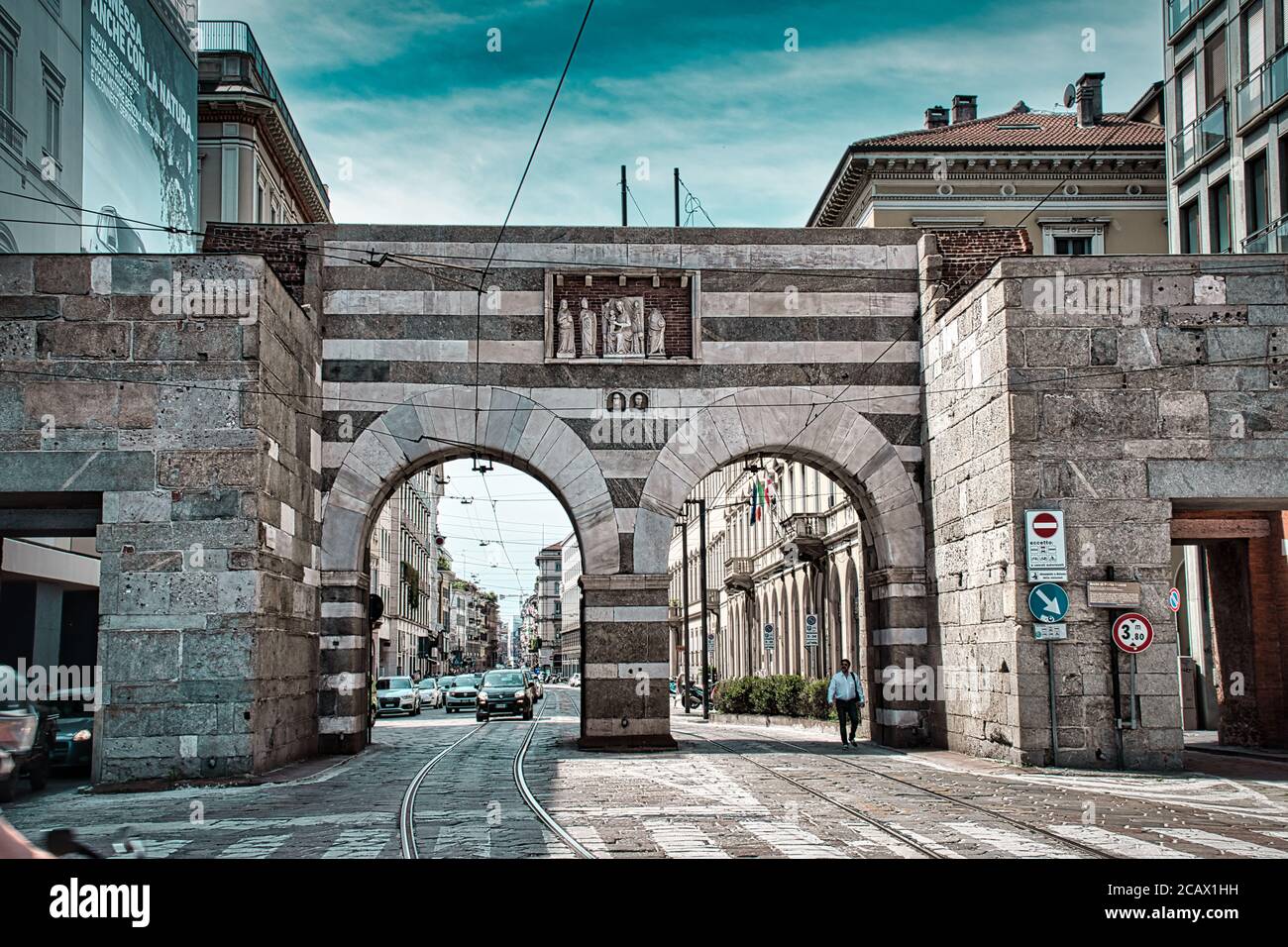 Milan, Italie 08.08.2020 : arches de la Porta Nuova antique sur la rue  Alessandro Manzoni. Porta Nuova est l'une des deux portes médiévales de  Milan qui sont encore Photo Stock - Alamy