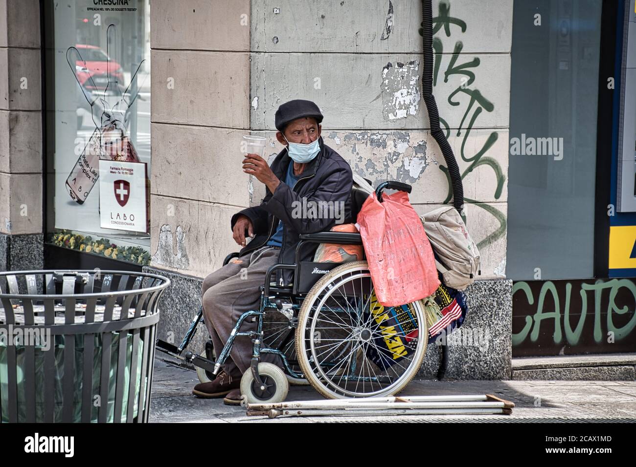 Milan, Italie 08.08.2020: Sans-abri dans les rues de Milan Banque D'Images
