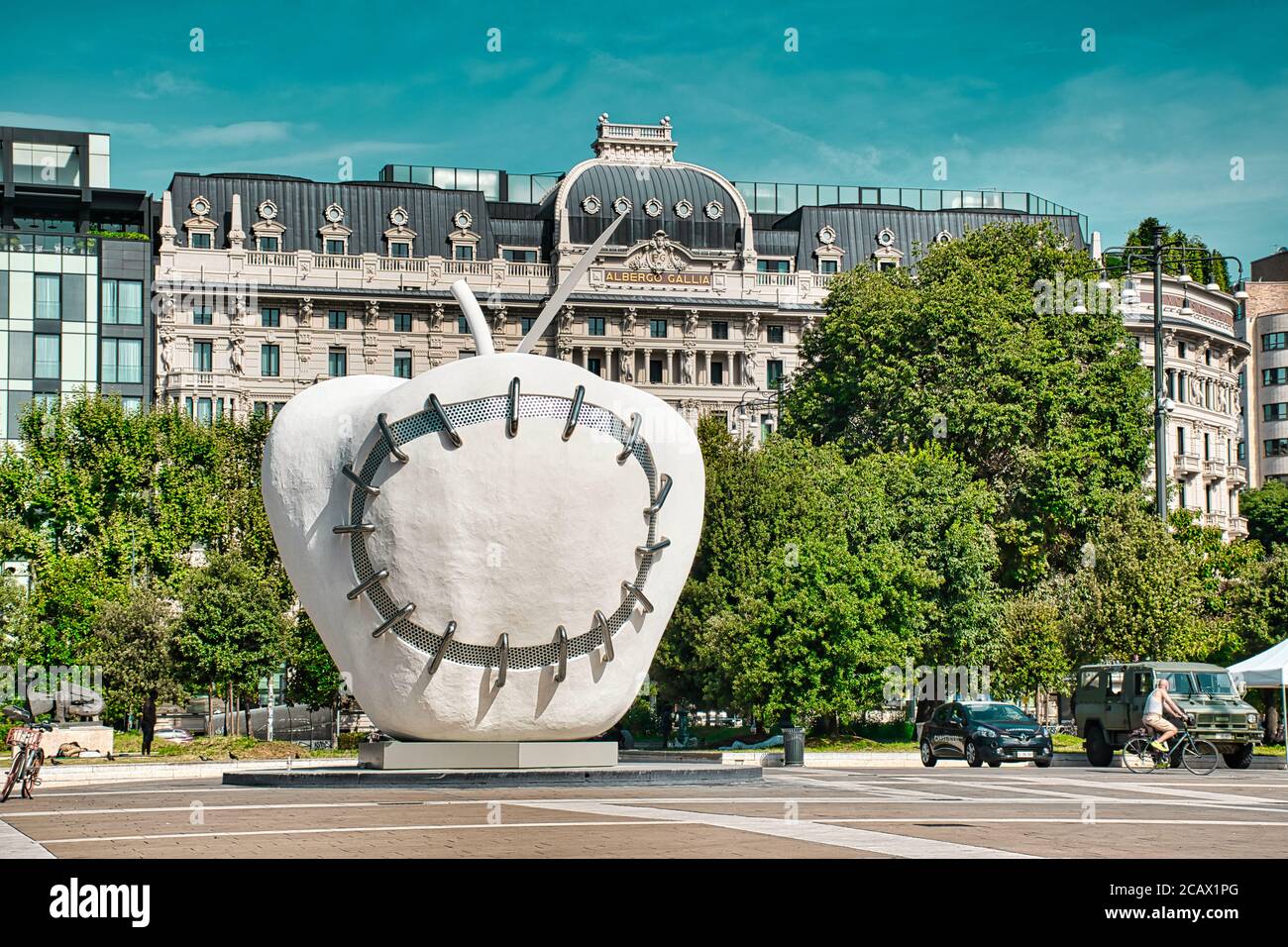 Milan, Italie 08.08.2020: La Mela Reintegrata, la pomme fait de nouveau la sculpture entière devant la gare centrale de Milan. C'est un W symbolique Banque D'Images