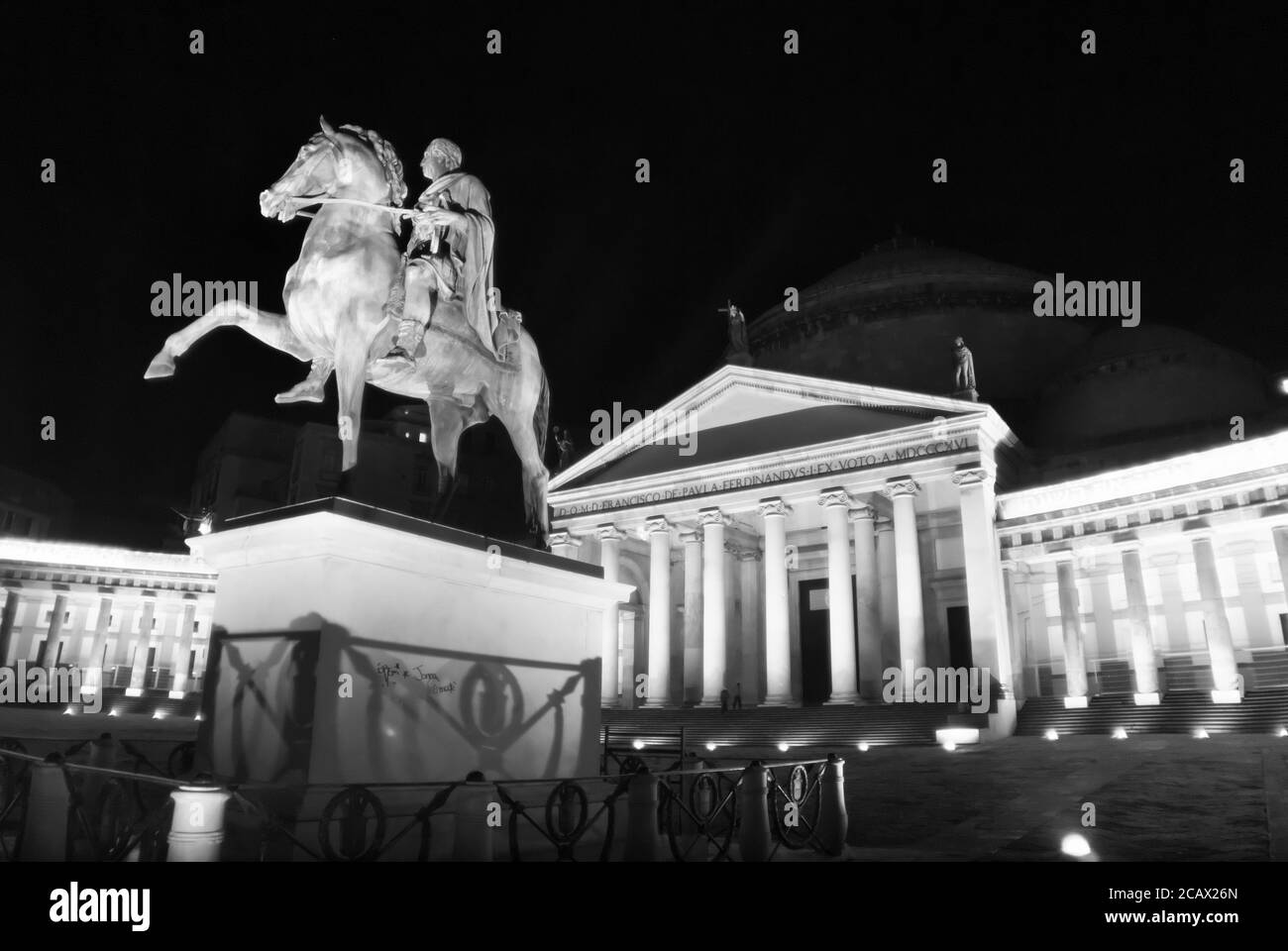 Image en noir et blanc de la statue équestre Carlo III di Borbone la nuit, en arrière-plan église San Francesco di Paola point de repère de l'architecture de Naples Banque D'Images