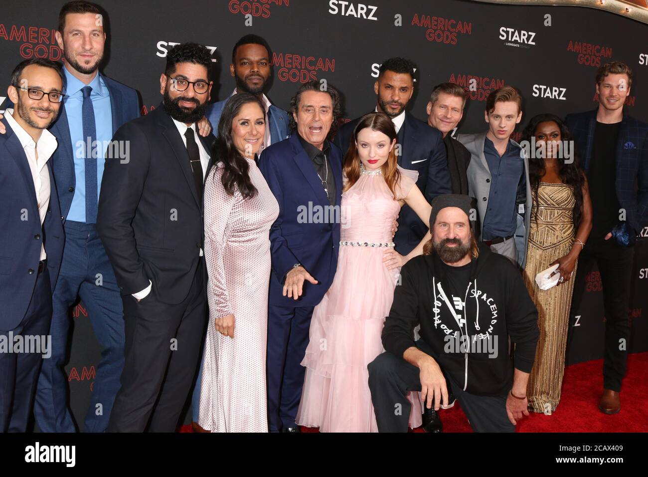 LOS ANGELES - 5 MARS : American Gods Cast, Omid Abtahi, Pablo Schreiber, Sakina Jaffrey, Mousa Kraish, Ian McShane, Demore Barnes, Emily Browning, Ricky Whittle, Peter Stormare, Crispin Glover, Bruce Langley, Yetide Badak à la première saison 2 des 'American Godss' au Théâtre de l'hôtel Ace le 5 mars 2019 à Los Angeles, CA Banque D'Images