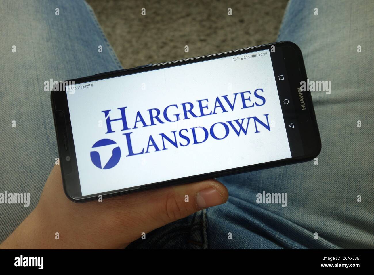 Homme détenant un smartphone avec la société de services financiers Hargreaves Lansdown plc logo Banque D'Images
