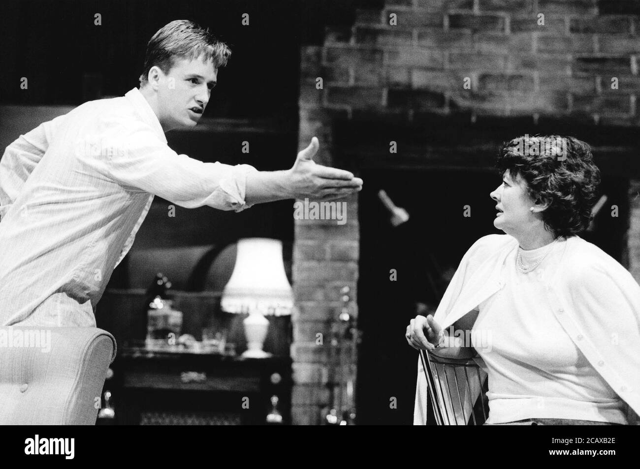 EXERCICE À CINQ DOIGTS par Peter Shaffer design: Dermot Hayes éclairage: Mark Pritchard réalisateur: Clare Davidson Linus Roache (Clive Harrington), Sylvia Kay (Louise Harrington) Cambridge Theatre Company production itinérante automne 1985 (c) Donald Cooper Banque D'Images