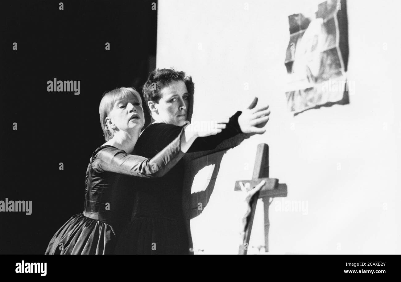 MARY STUART de Friedrich Schiller traduit par Robert David MacDonald conception: Antony McDonald éclairage: Christopher Toulmin réalisateur: Tim Albery l-r: Darlene Johnson (Hannah Kennedy), Fiona Shaw (Mary Stuart) Greenwich Theatre, Londres SE10 16/05/1988 (c) Donald Cooper Banque D'Images