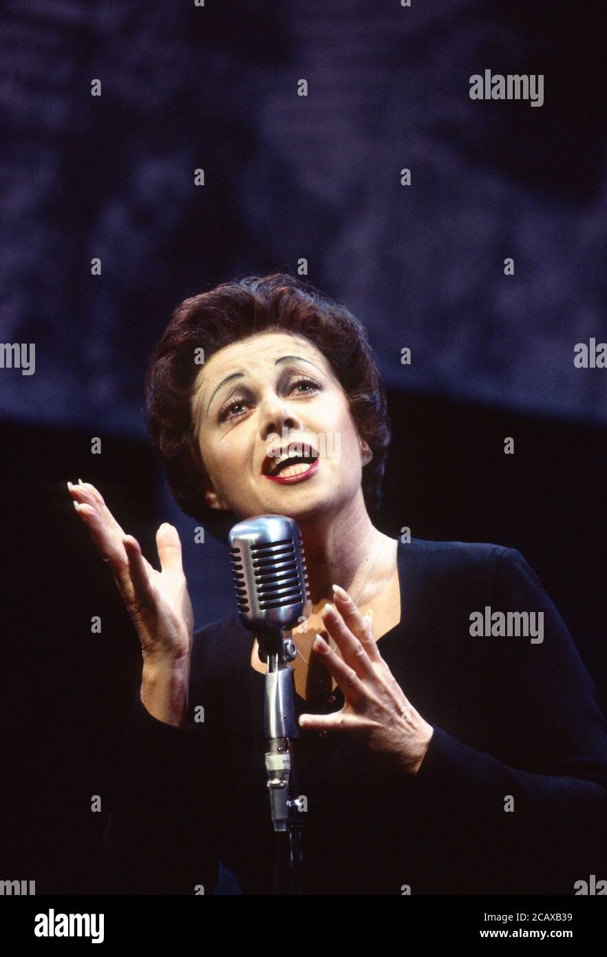 PIAF par PAM Gems design: John Gunter éclairage: David Hersey réalisateur: Peter Hall Elaine Paige (Edith Piaf)Piccadilly Theatre, Londres W1 13/12/1993 Banque D'Images
