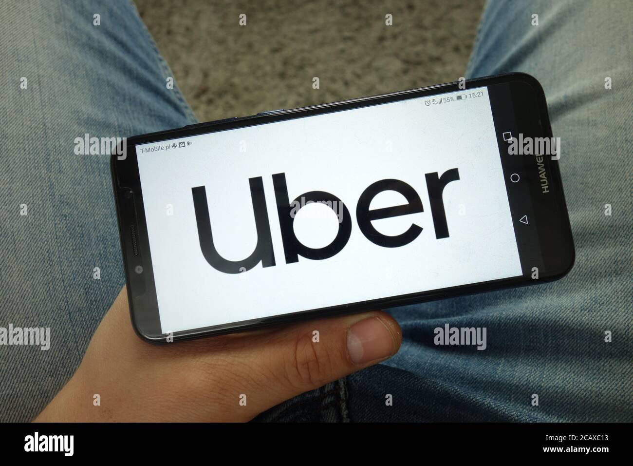 Homme tenant un smartphone avec le logo Uber technologies Inc Banque D'Images