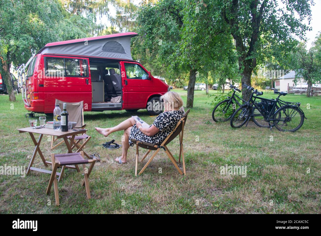 VW T4 Camper avec bustent au camping à Neuville Day dans les Ardennes, France Banque D'Images