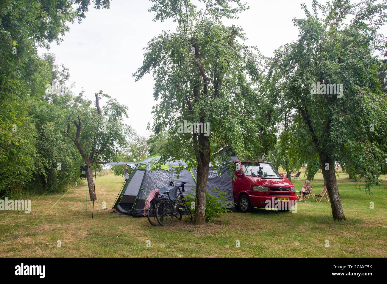 VW T4 Camper avec bustent au camping à Neuville Day dans les Ardennes, France Banque D'Images