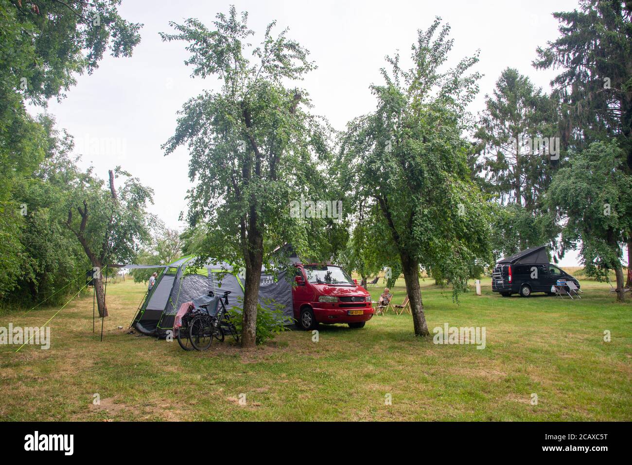 VW T4 Camper avec bustent au camping à Neuville Day dans les Ardennes, France Banque D'Images