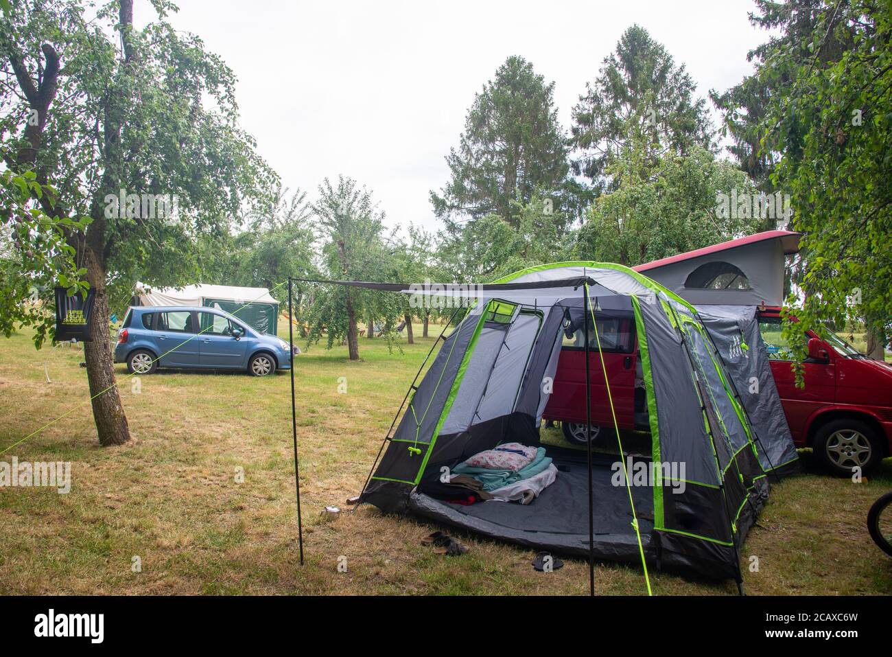VW T4 Camper avec bustent au camping à Neuville Day dans les Ardennes, France Banque D'Images