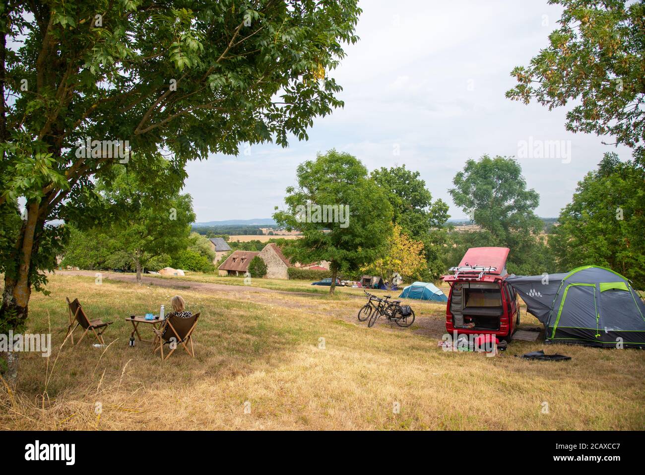 Camping camping avec camping-car VW T4 au domaine d'Ainay en Bourgogne, Guipy, France Banque D'Images