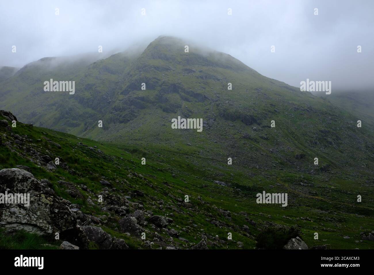 Marcher sur le Kerry Way en 2019 dans le compte Kerry In Le sud de l'Irlande fait une boucle autour de la péninsule Iveragh Glencaare À Black Valley Banque D'Images