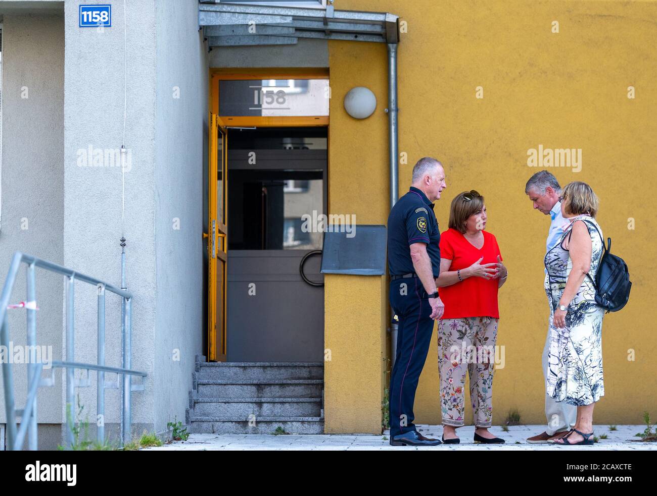 Vladimir Vlcek, directeur régional des pompiers de gauche, Alena Schillerova, ministre des Finances, Ivo Vondrak, gouverneur de la région Moravie-Silésie, et Pavla Svrcinova, chef de la station sanitaire régionale, visitent le lieu de l'attaque incendie criminel le 9 août 2020, le lendemain de l'attaque à Bohumin, en République tchèque. Onze personnes sont mortes dans un incendie dans une maison de préfab à Bohumin, en République tchèque, le 8 août 2020. Les 11 victimes de la maison de Bohumin vivaient à plat au 11ème étage où le feu a éclaté. Six sont morts à l'intérieur, cinq après avoir sauté des fenêtres. Tout indique que le feu fatal de Bohumin a été une attaque d'incendie d'incendie criminel. Les victimes comprennent trois enfants Banque D'Images