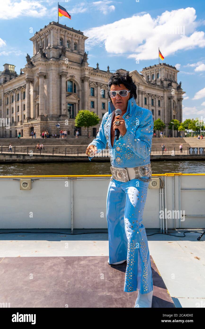 7 août 2020, Berlin, le théâtre d'exposition Estrel marche avec 'ELVIS - The musical' comme l'un des premiers organisateurs après le verrouillage de la couronne! Pour cette raison, l'hôtel de l'événement a invité à la conférence de presse sur le bateau panoramique 'Schoneberg' exploité par la compagnie maritime Riedel à Berlin. Grahame Patrick, connu comme le meilleur interprète d'Elvis au monde, a joué quelques chansons de la comédie musicale sur le pont du bateau sur la toile de fond de Berlin. Le 12 août 2020, 'ELVIS - Das musical' commence dans le cadre de 'Sautels in concert' avec des scènes anecdotiques, des séquences de film originales et des chorégraphies élaborées Banque D'Images