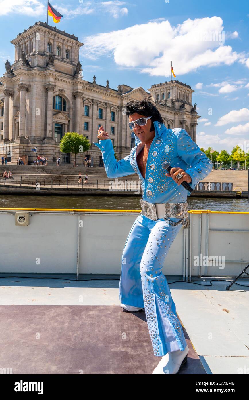 7 août 2020, Berlin, le théâtre d'exposition Estrel marche avec 'ELVIS - The musical' comme l'un des premiers organisateurs après le verrouillage de la couronne! Pour cette raison, l'hôtel de l'événement a invité à la conférence de presse sur le bateau panoramique 'Schoneberg' exploité par la compagnie maritime Riedel à Berlin. Grahame Patrick, connu comme le meilleur interprète d'Elvis au monde, a joué quelques chansons de la comédie musicale sur le pont du bateau sur la toile de fond de Berlin. Le 12 août 2020, 'ELVIS - Das musical' commence dans le cadre de 'Sautels in concert' avec des scènes anecdotiques, des séquences de film originales et des chorégraphies élaborées Banque D'Images