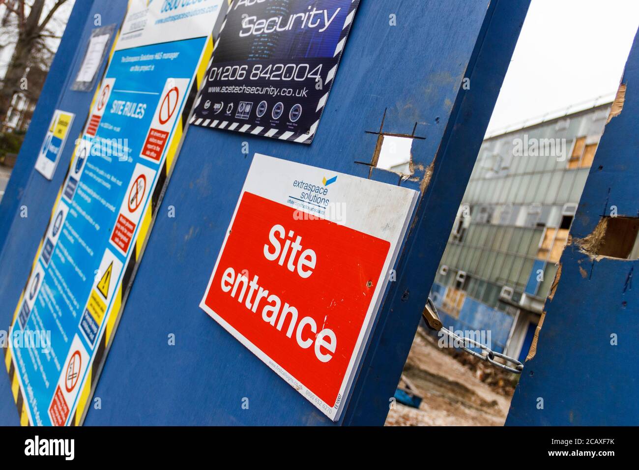 Entrée fermée à clé d'un bâtiment où un ancien bâtiment est en cours de démolition pour faire place à des logements, Londres, Royaume-Uni Banque D'Images