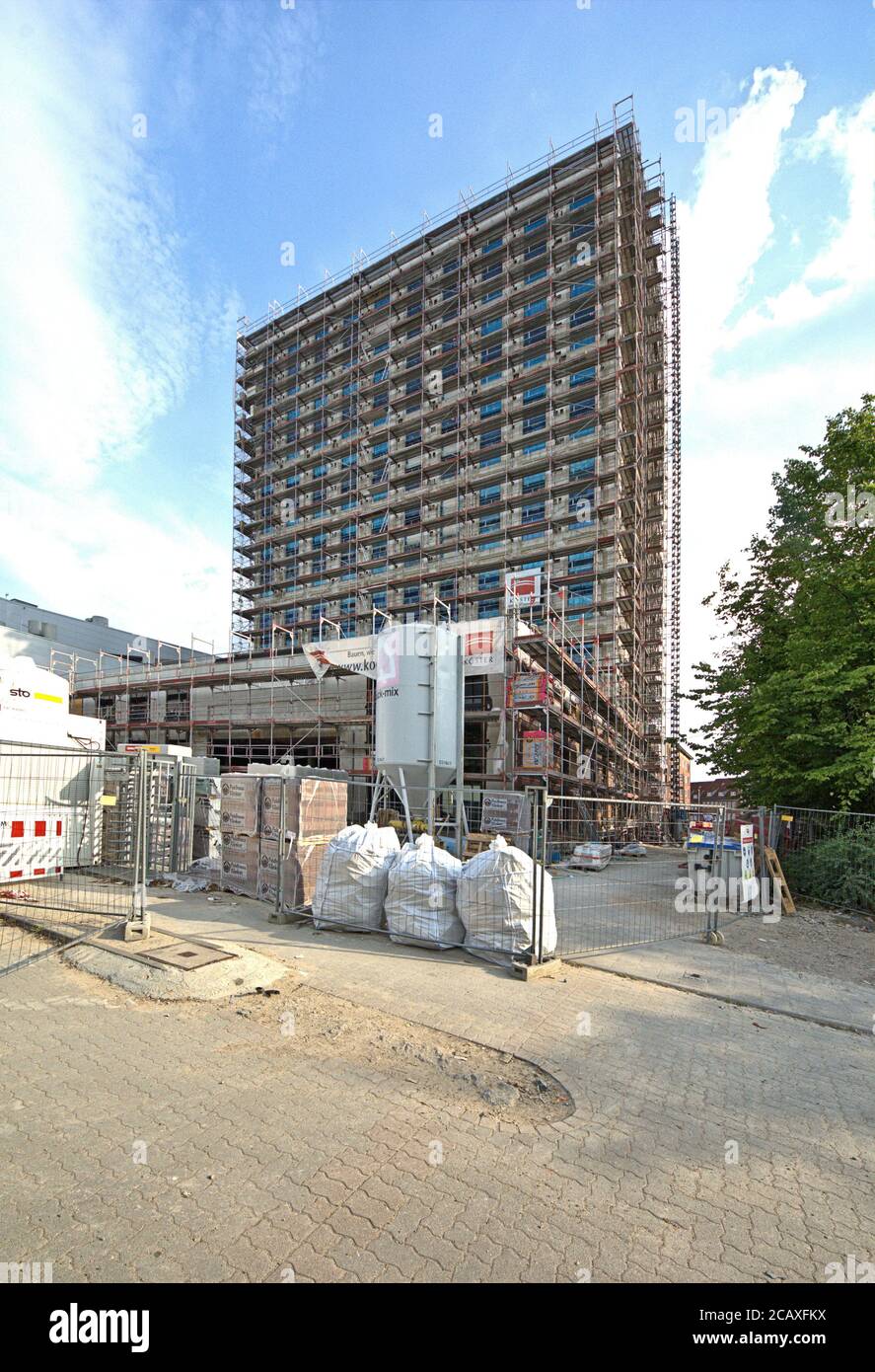 08/01/2020, Kiel, le nouveau bâtiment controversé de l'hôtel Hampton by Hilton sur l'Europaplatz de Kiel, juste à côté de l'Ostseehalle. Le projet a été financé et planifié par l'investisseur et développeur de projet Revitalis de Hambourg et le MPP architectes de Hambourg. En raison de la construction de 45 mètres et 13 étages avec 208 chambres, l'hôtel économique premium n'est pas le bienvenu pour beaucoup de personnes à Kiel. À l'origine, le bâtiment était censé avoir une hauteur de 54 mètres. La fin des travaux est prévue pour l'automne 2020. --- pour usage éditorial seulement! --- seulement pour usage éditorial! --- | utilisation dans le monde entier Banque D'Images
