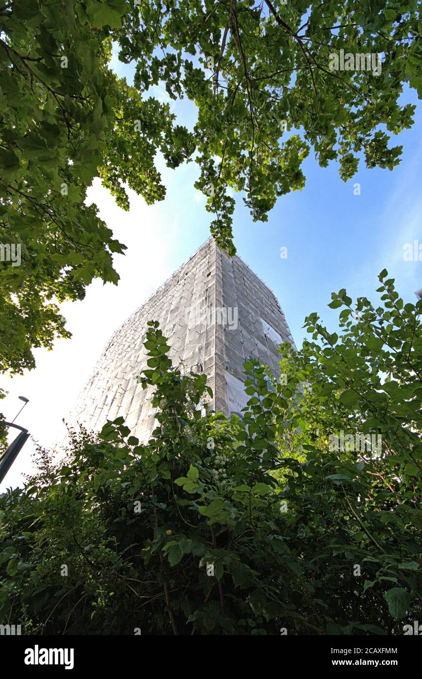 08/01/2020, Kiel, le nouveau bâtiment controversé de l'hôtel Hampton by Hilton sur l'Europaplatz de Kiel, juste à côté de l'Ostseehalle. Le projet a été financé et planifié par l'investisseur et développeur de projet Revitalis de Hambourg et le MPP architectes de Hambourg. En raison de la construction de 45 mètres et 13 étages avec 208 chambres, l'hôtel économique premium n'est pas le bienvenu pour beaucoup de personnes à Kiel. À l'origine, le bâtiment était censé avoir une hauteur de 54 mètres. La fin des travaux est prévue pour l'automne 2020. --- pour usage éditorial seulement! --- seulement pour usage éditorial! --- | utilisation dans le monde entier Banque D'Images