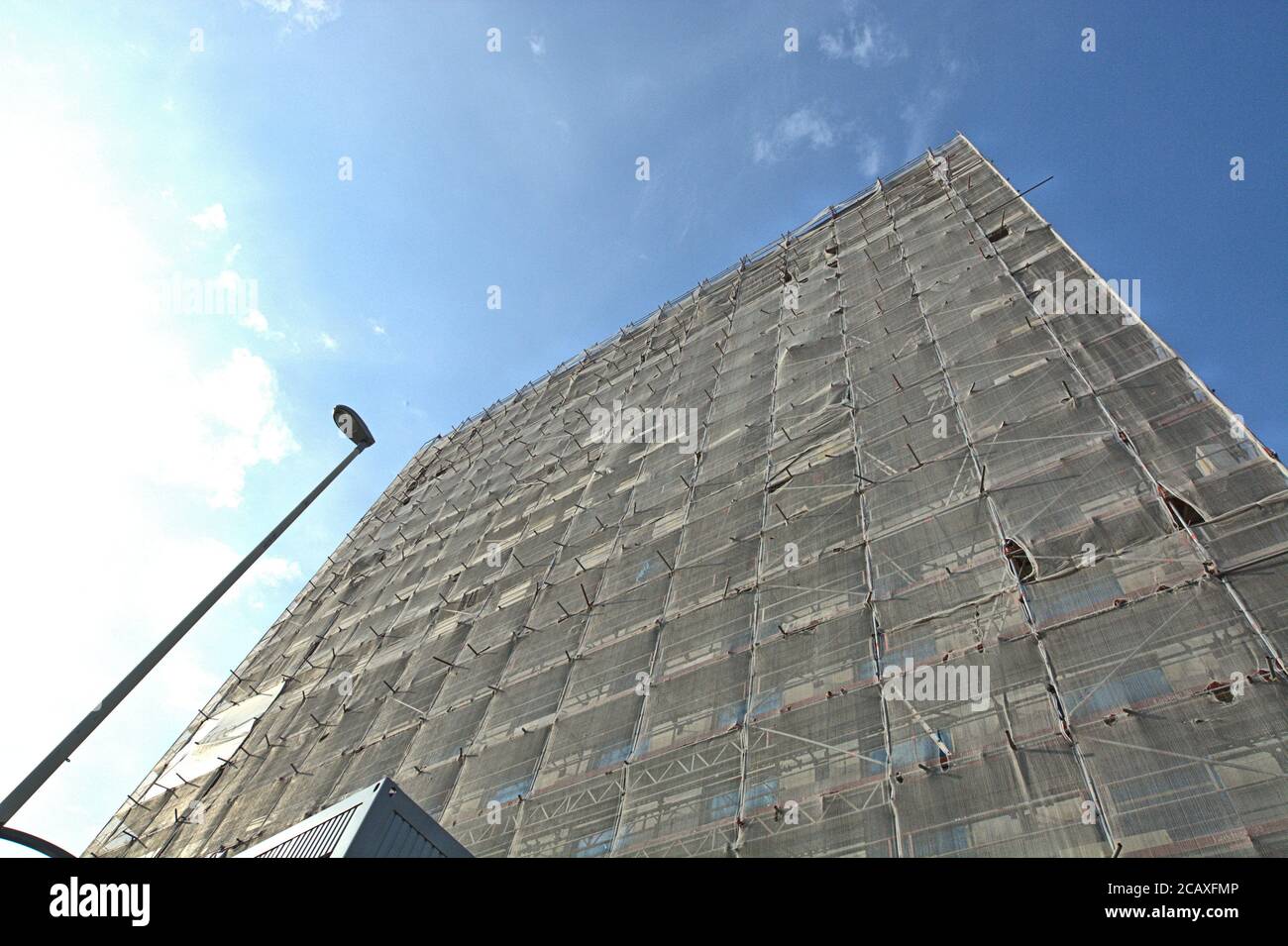 08/01/2020, Kiel, le nouveau bâtiment controversé de l'hôtel Hampton by Hilton sur l'Europaplatz de Kiel, juste à côté de l'Ostseehalle. Le projet a été financé et planifié par l'investisseur et développeur de projet Revitalis de Hambourg et le MPP architectes de Hambourg. En raison de la construction de 45 mètres et 13 étages avec 208 chambres, l'hôtel économique premium n'est pas le bienvenu pour beaucoup de personnes à Kiel. À l'origine, le bâtiment était censé avoir une hauteur de 54 mètres. La fin des travaux est prévue pour l'automne 2020. --- pour usage éditorial seulement! --- seulement pour usage éditorial! --- | utilisation dans le monde entier Banque D'Images