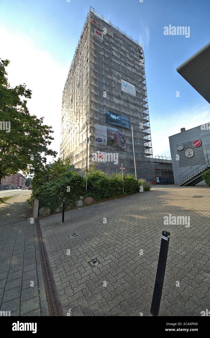 08/01/2020, Kiel, le nouveau bâtiment controversé de l'hôtel Hampton by Hilton sur l'Europaplatz de Kiel, juste à côté de l'Ostseehalle. Le projet a été financé et planifié par l'investisseur et développeur de projet Revitalis de Hambourg et le MPP architectes de Hambourg. En raison de la construction de 45 mètres et 13 étages avec 208 chambres, l'hôtel économique premium n'est pas le bienvenu pour beaucoup de personnes à Kiel. À l'origine, le bâtiment était censé avoir une hauteur de 54 mètres. La fin des travaux est prévue pour l'automne 2020. --- pour usage éditorial seulement! --- seulement pour usage éditorial! --- | utilisation dans le monde entier Banque D'Images