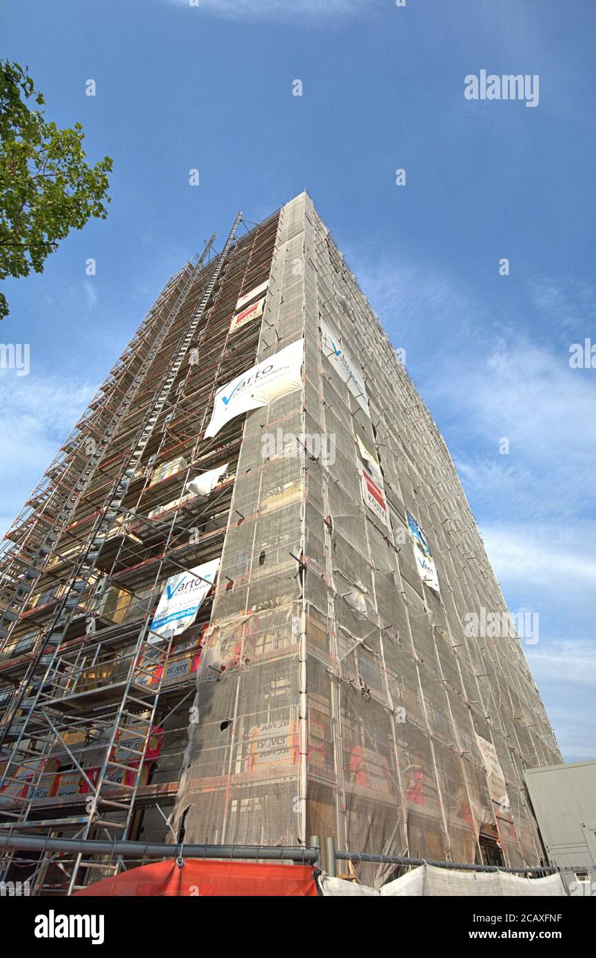 08/01/2020, Kiel, le nouveau bâtiment controversé de l'hôtel Hampton by Hilton sur l'Europaplatz de Kiel, juste à côté de l'Ostseehalle. Le projet a été financé et planifié par l'investisseur et développeur de projet Revitalis de Hambourg et le MPP architectes de Hambourg. En raison de la construction de 45 mètres et 13 étages avec 208 chambres, l'hôtel économique premium n'est pas le bienvenu pour beaucoup de personnes à Kiel. À l'origine, le bâtiment était censé avoir une hauteur de 54 mètres. La fin des travaux est prévue pour l'automne 2020. --- pour usage éditorial seulement! --- seulement pour usage éditorial! --- | utilisation dans le monde entier Banque D'Images