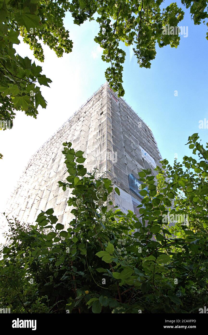 08/01/2020, Kiel, le nouveau bâtiment controversé de l'hôtel Hampton by Hilton sur l'Europaplatz de Kiel, juste à côté de l'Ostseehalle. Le projet a été financé et planifié par l'investisseur et développeur de projet Revitalis de Hambourg et le MPP architectes de Hambourg. En raison de la construction de 45 mètres et 13 étages avec 208 chambres, l'hôtel économique premium n'est pas le bienvenu pour beaucoup de personnes à Kiel. À l'origine, le bâtiment était censé avoir une hauteur de 54 mètres. La fin des travaux est prévue pour l'automne 2020. --- pour usage éditorial seulement! --- seulement pour usage éditorial! --- | utilisation dans le monde entier Banque D'Images