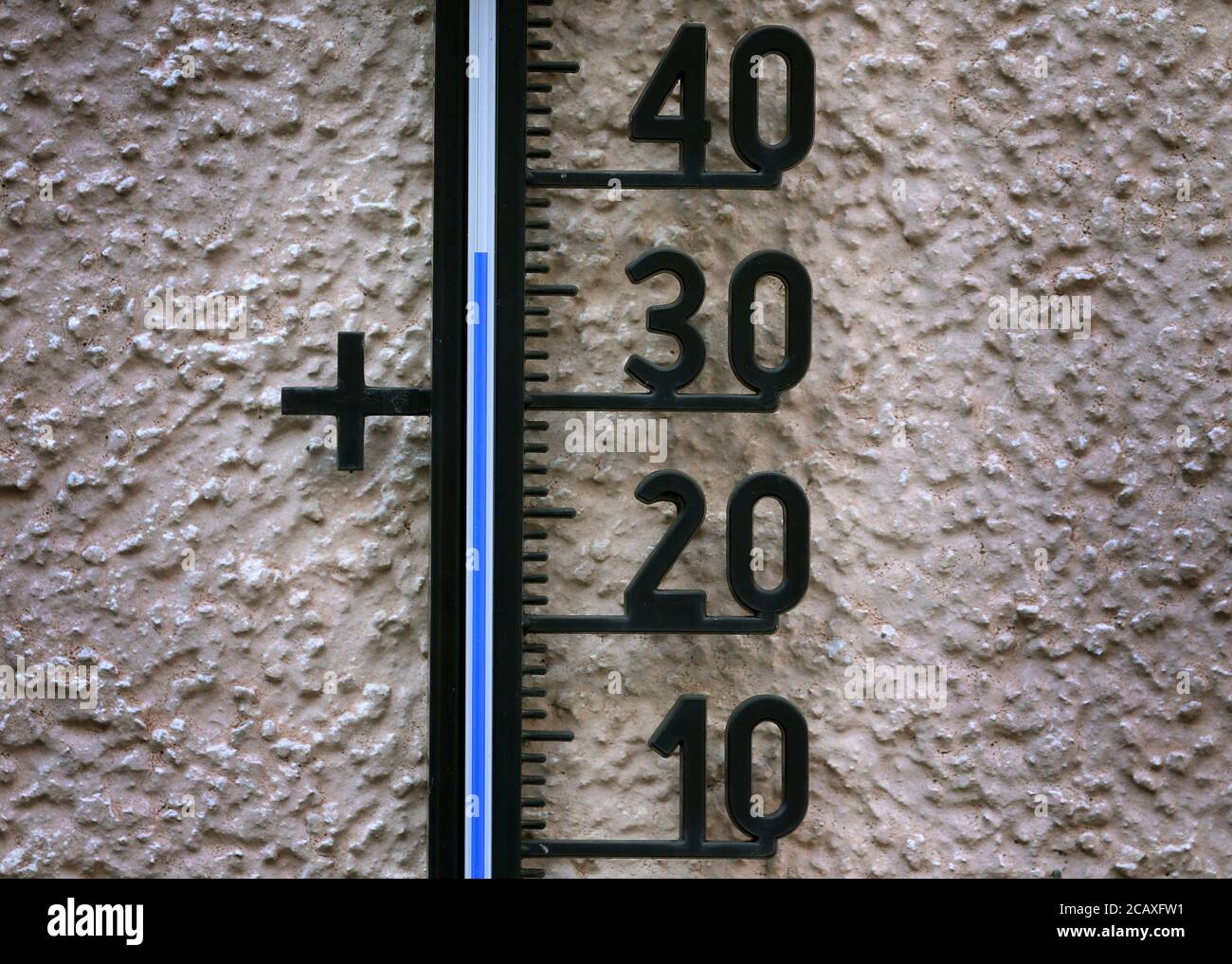 09 août 2020, Bavière, Würzburg: 37 degrés Celsius est montré par un  thermomètre extérieur monté sur un mur de maison à l'ombre. Photo :  Karl-Josef Hildenbrand/dpa Photo Stock - Alamy