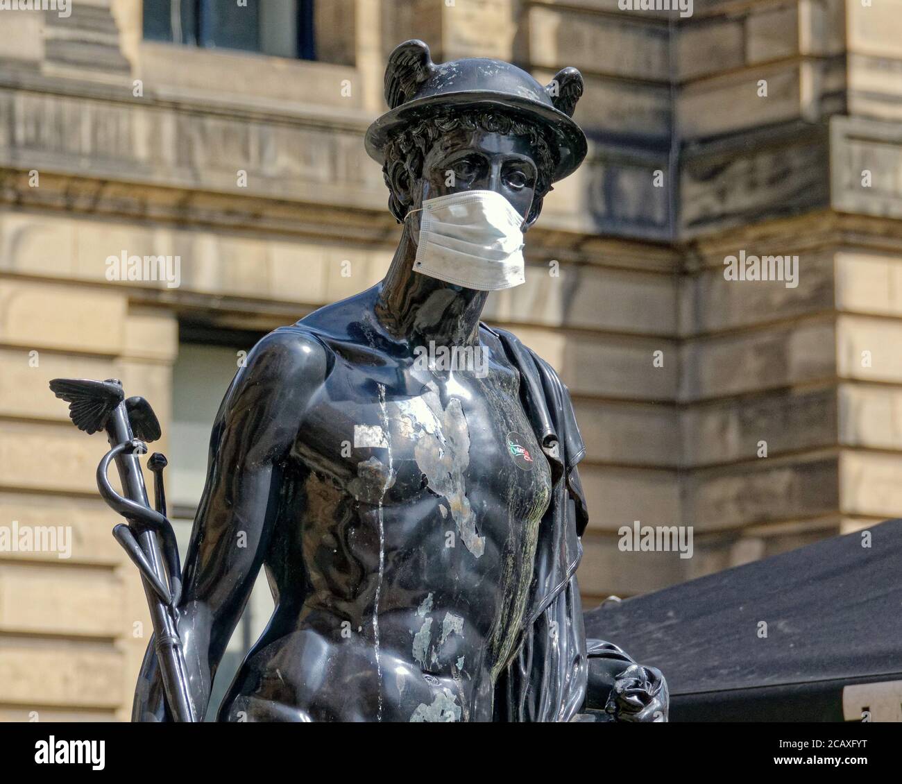 Statue de mercure avec masque à l'extérieur du centre italien Banque D'Images