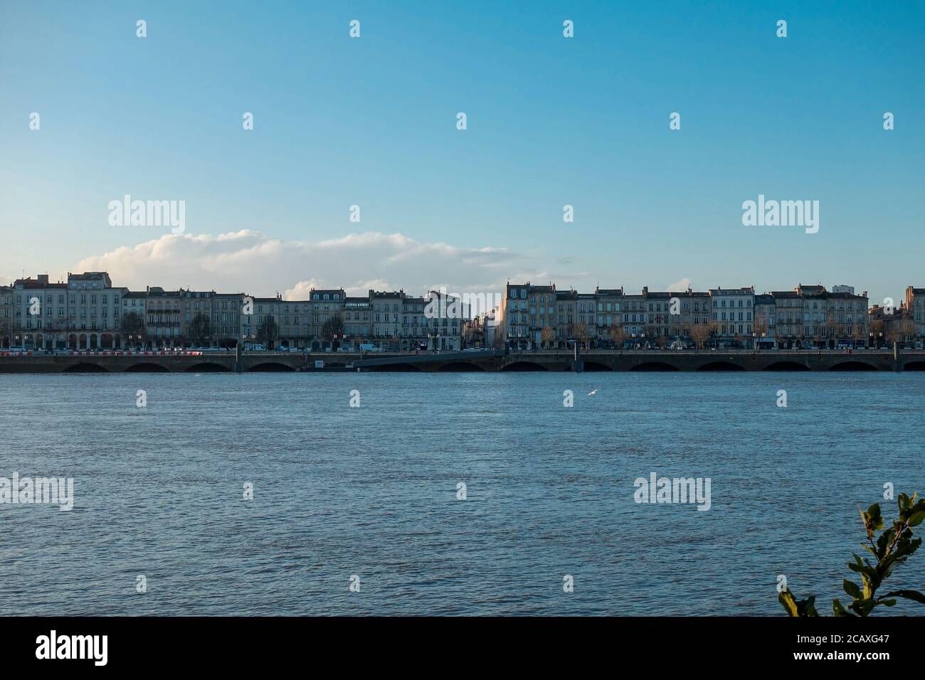 Paysage de la Garonne en Bordeaux France . Vue sur le centre de Bordeaux et la rivière - hiver 2020. Banque D'Images