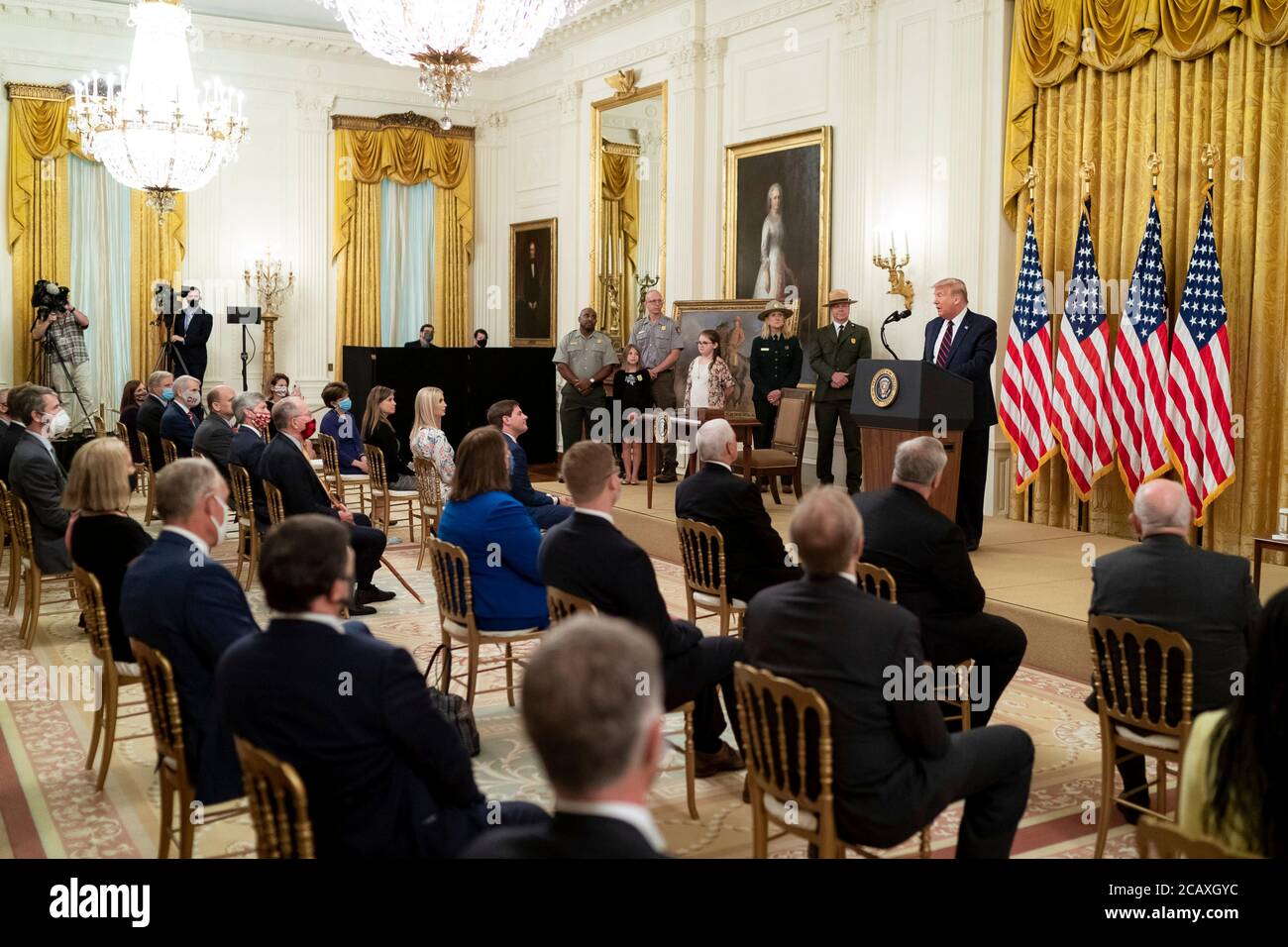 Le président américain Donald Trump prononce un discours avant la signature de la Great American Outdoors Act lors d'un événement dans la salle est de la Maison Blanche le 4 août 2020 à Washington, D.C. Banque D'Images