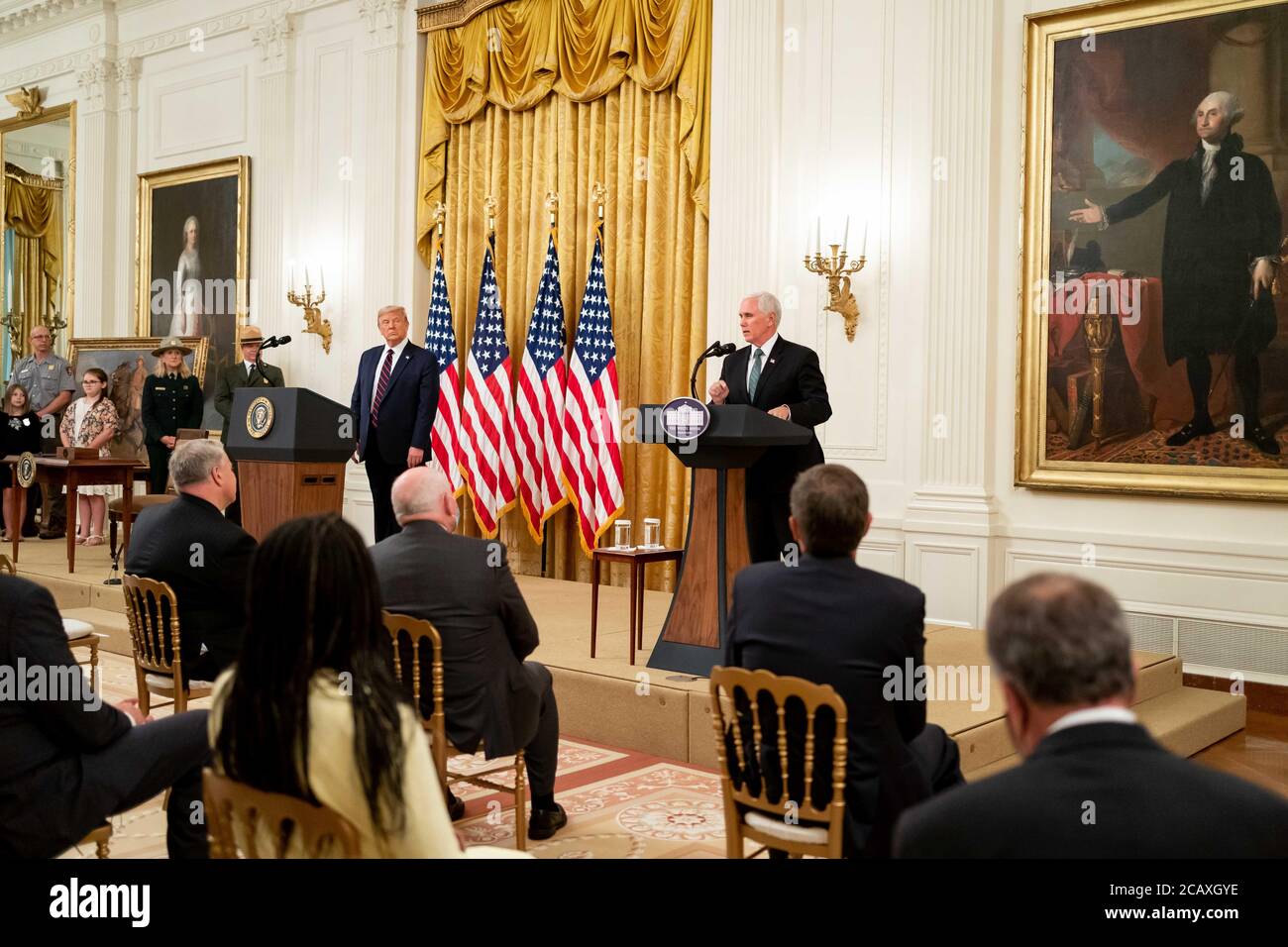 Le vice-président des États-Unis, Mike Pence, prononce une allocution alors que le président Donald Trump se penche sur la signature de la Great American Outdoors Act lors d'un événement dans la salle est de la Maison Blanche, le 4 août 2020 à Washington, D.C. Banque D'Images