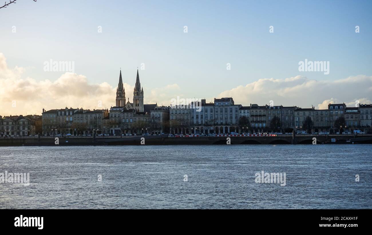 Paysage de la Garonne en Bordeaux France . Vue sur le centre de Bordeaux et la rivière - hiver 2020. Banque D'Images