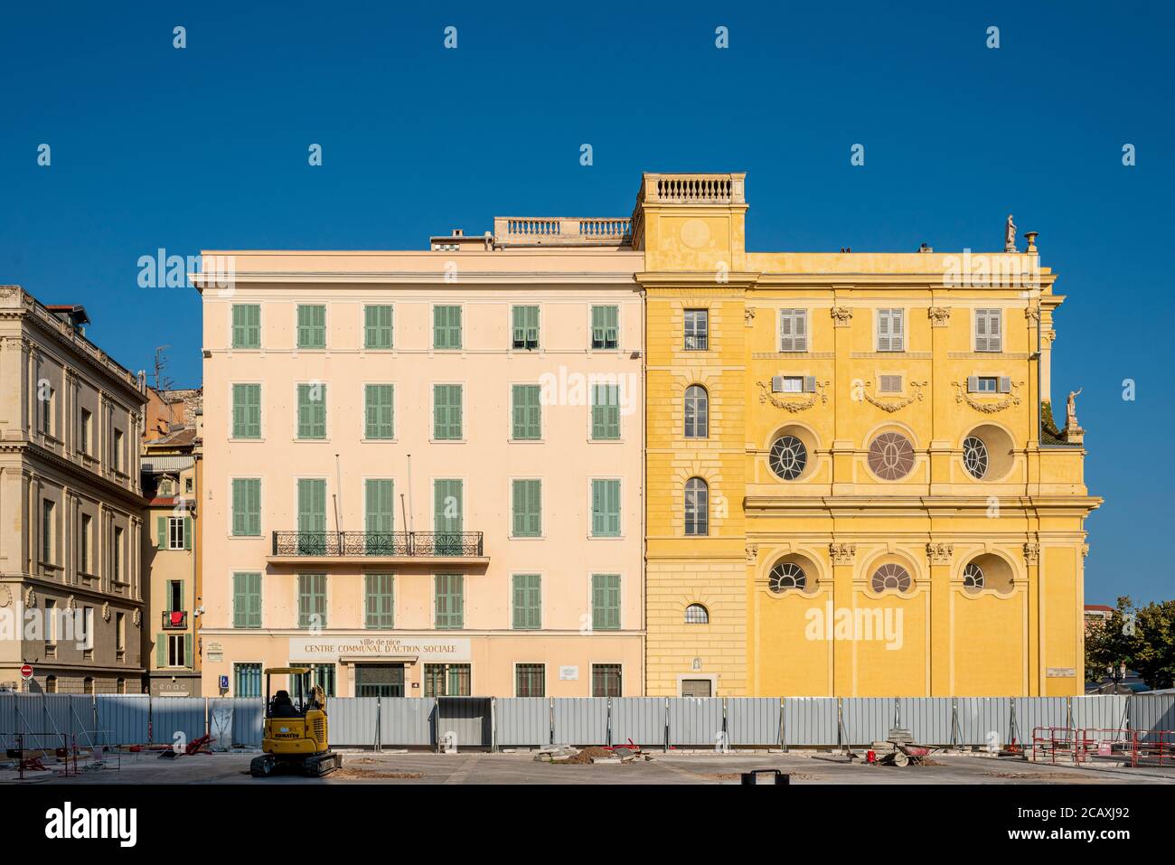 Place Pierre Gautier à Nice-France quelques mois avant d'être terminé. Le bâtiment jaune sur la droite fait partie de la Chapelle de la Miséricorde. Banque D'Images