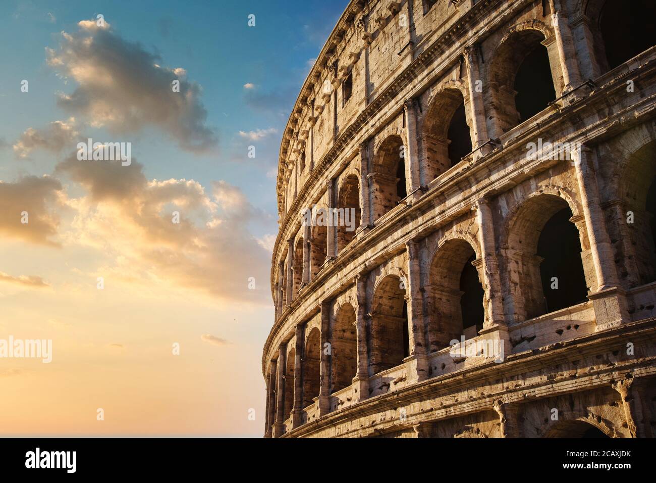 Le Colisée de Rome, en Italie, reste partiellement intact et donne un aperçu de la Rome antique. Banque D'Images
