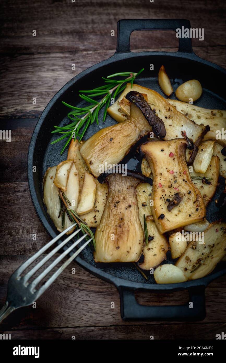 Seitling aux herbes sur une planche de bois d'olive Banque D'Images